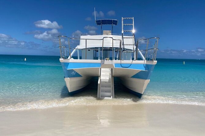 Private 7-Hour Catamaran Tour in Turks and Caicos - Half Moon Bay lunch with rum punch and the second-deck slide